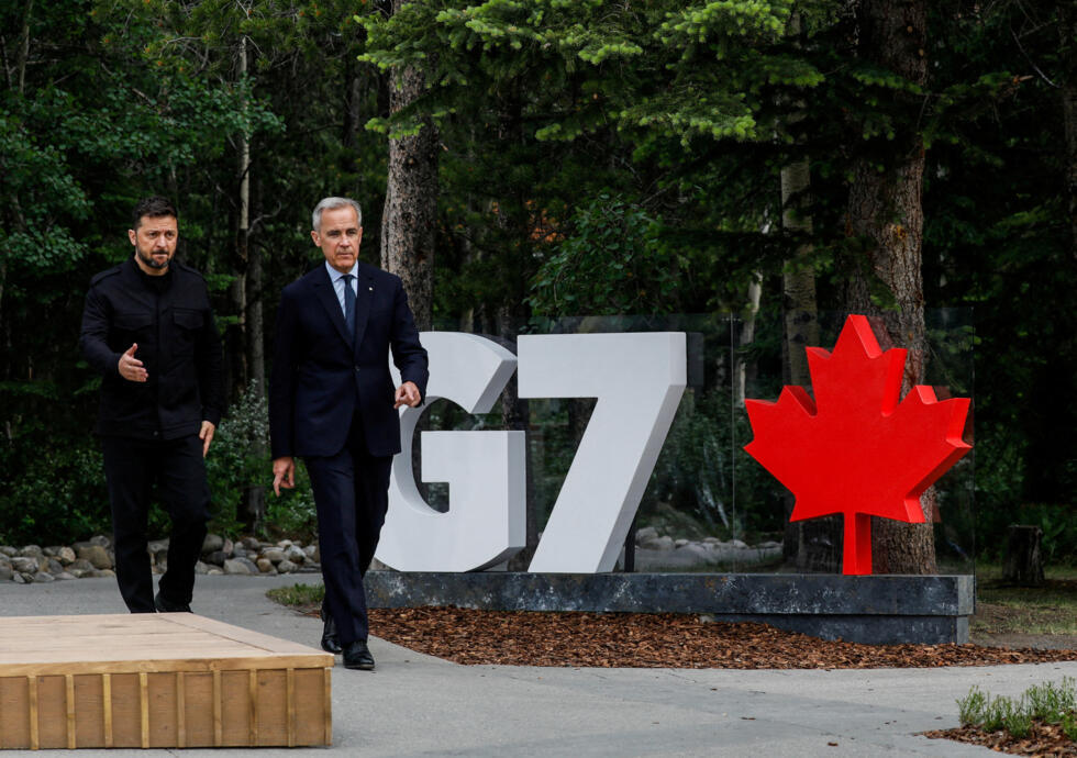 El primer ministro canadiense, Mark Carney, y el presidente ucraniano, Volodymyr Zelenskiy, caminan durante la Cumbre de Líderes del G7 en Kananaskis, en Alberta, Canadá, el 17 de junio de 2025.