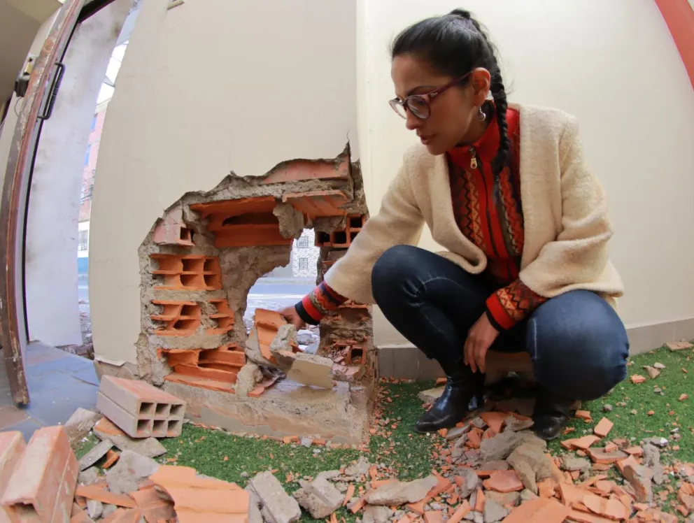Alanoca muestra los daños en su vivienda por el supuesto atentado. Foto: APG