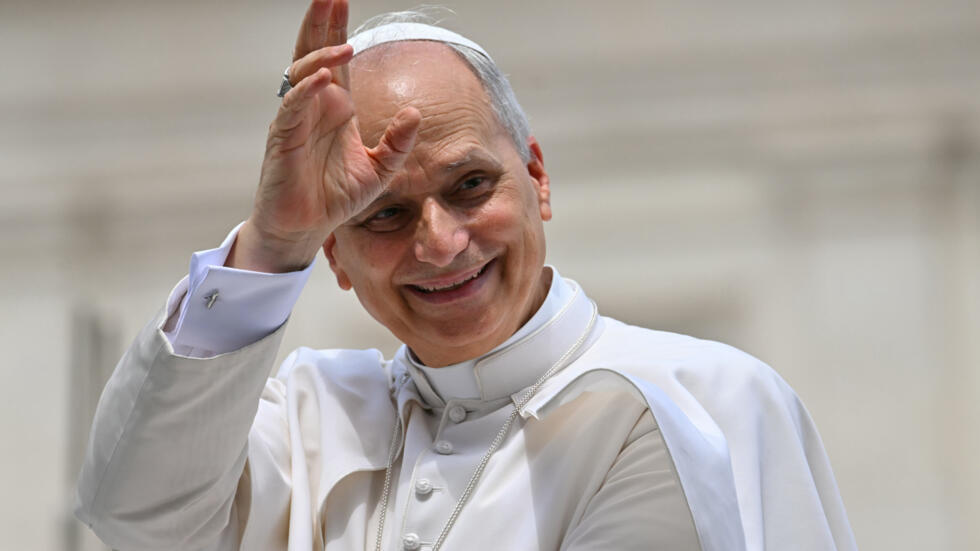 Un sonriente papa León XIV bendice a los fieles al término de la audiencia general semanal del 18 de junio de 2025 en la plaza de san Pedro del Vaticano