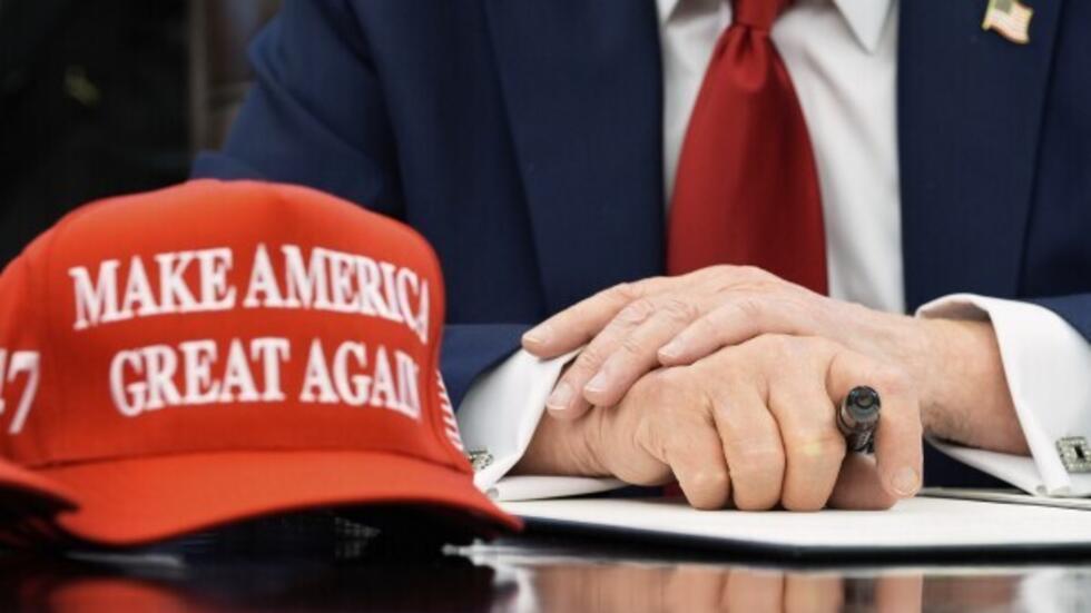Numerosas figuras pro-Trump del movimiento ultraconservador MAGA (Make America Great Again), incluido el exasesor de Trump, Steve Bannon, y el expresentador de Fox News, Tucker Carlson, expresaron su férrea oposición a una intervención estadounidense directa.