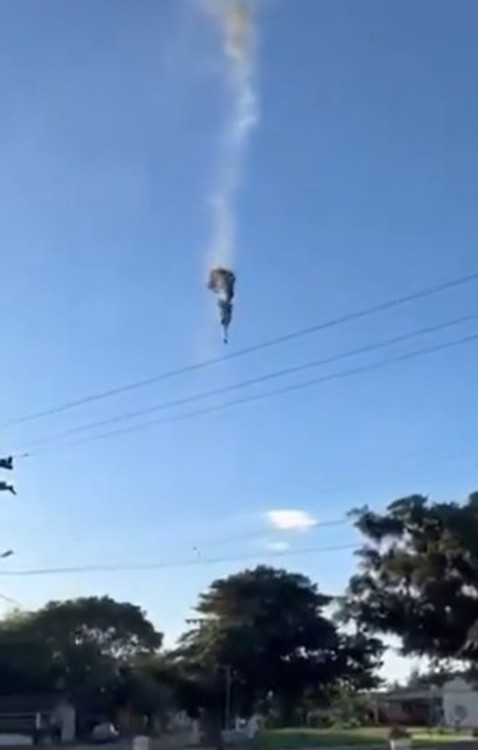La vertiginosa caída del globo aerostático en llamas en Brasil. (Captura de X @ReporteYa)