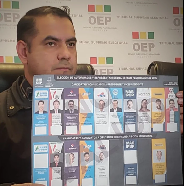El vocal Francisco Vargas presentó la papeleta para las elecciones del 117 de agosto. Foto: Bolivia Tv