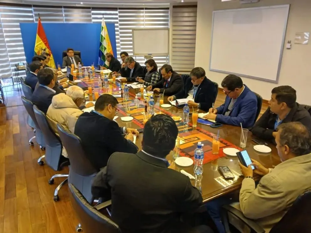 El ministro de Economía, Marcelo Montenegro, junto a representantes de universidades públicas en una reunión pasada en 2024. Foto: Ministerio de Economía
