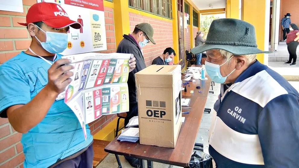 Un votante observa la papeleta electoral en un recinto, en las elecciones generales de 2020./ NOÉ PORTUGAL