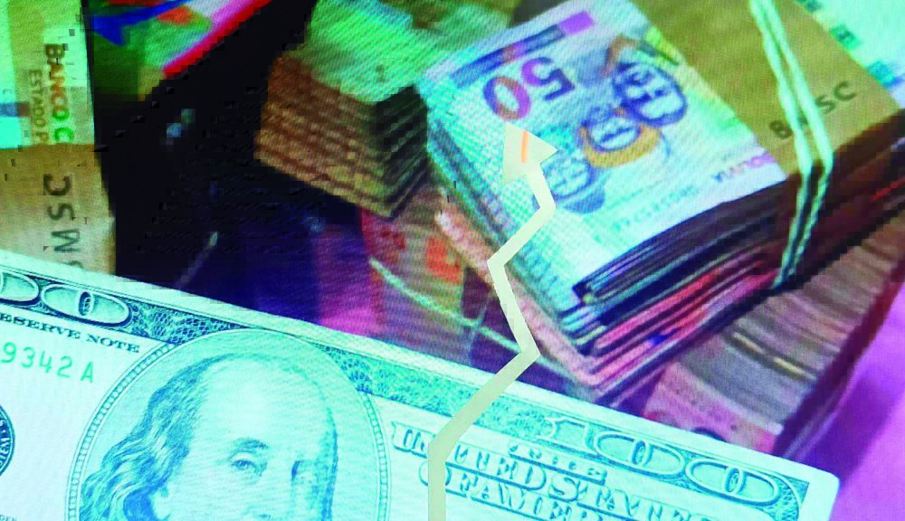 La moneda boliviana ha perdido valor respecto al dólar estadounidense.