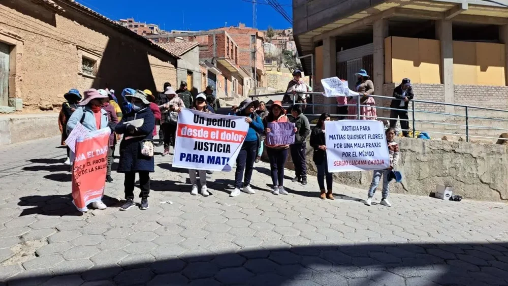 Familiares y allegados piden justicia para el niño Matías que quedó con muerte cerebral por mala praxis en una clínica de Oruro. FOTO: RRSS