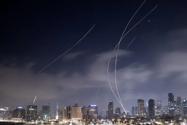 Misiles interceptados en los cielos de Israel