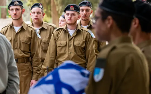Soldados de reserva israelíes en un funeral