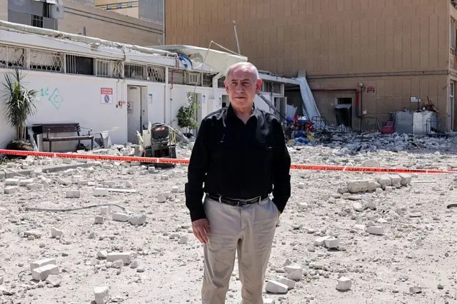 Benjamin Netanyahu frente a un hospital alcanzado por un misil iraní