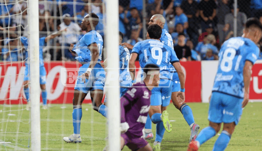 Jugadores de Blooming celebran tras gol de Marc Enoumba. Fue el tanto de la igualdad. Foto. Fuad Landívar