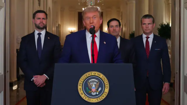 Trump, rodeado de el vicepresidente, JD Vance, el secretario de Estado, Marco Rubio, y el secretario de Defensa, Pete Hegseth