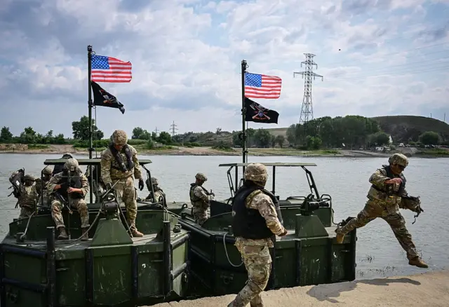 Soldados estadounidenses realizan un ejercicio de defensa en el río Danubio