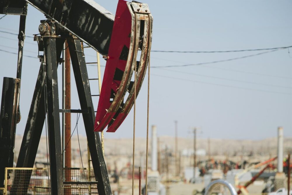 El petróleo cae un 6% tras anuncio de alto el fuego entre Irán e Israel impulsado por Trump