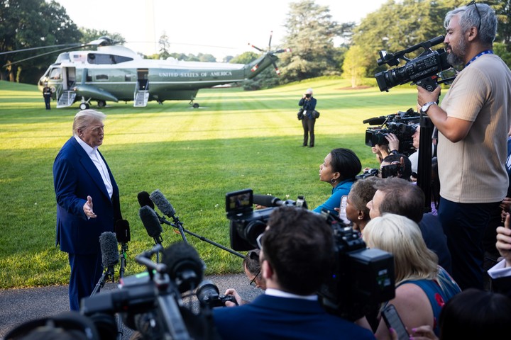 Trump habla con la prensa antes de partir a La Haya. Foto: EFE