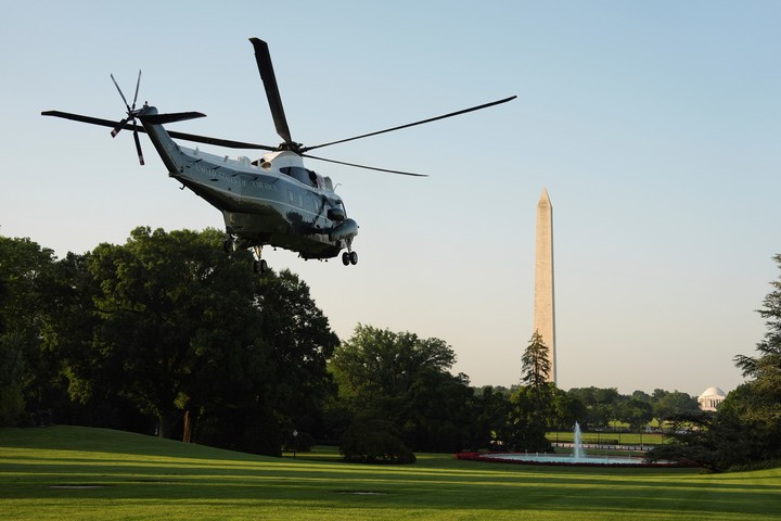 El Marine One parte con Trump de la Casa Blanca. Foto: AP 