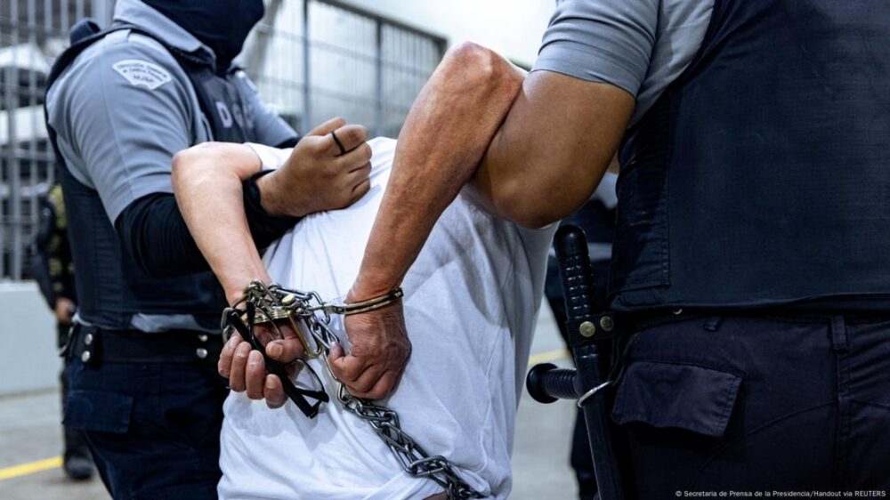Guardias penitenciarios salvadoreños escoltan a presuntos miembros de la banda venezolana Tren de Aragua y de la banda MS-13.