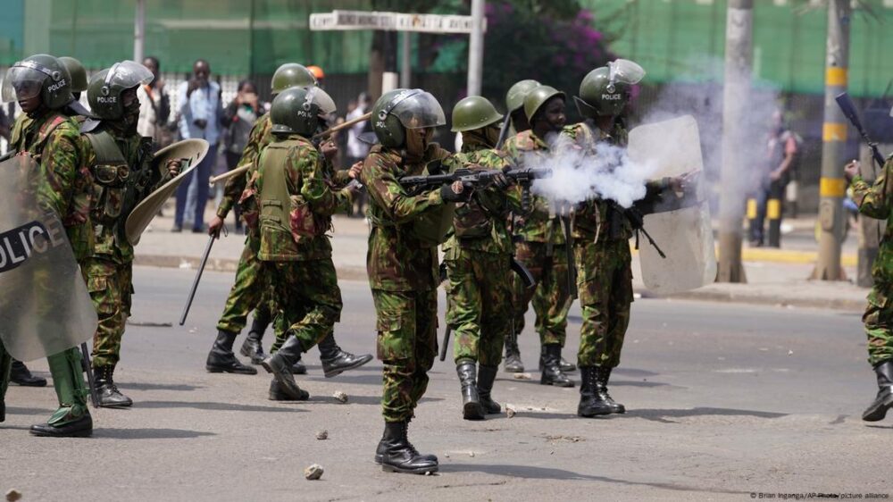 Policía de Kenia dispara gases lacrimógenos.