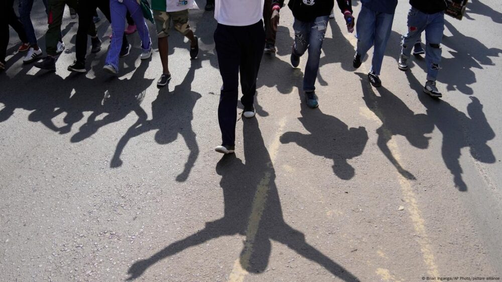 Los manifestantes levantan las manos mientras la Policía les dispara gases lacrimógenos durante una manifestación en el centro de Nairobi, Kenia, este 25 de junio de 2025.