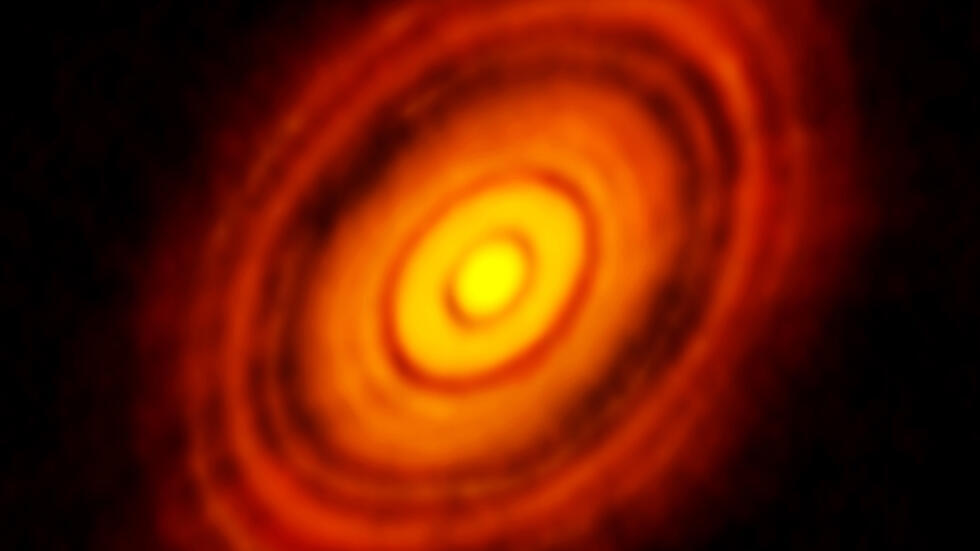 Una joven estrella, HL Tauri, rodeada por su disco protoplanetario, donde la materia puede acumularse para formar planetas, en una imagen del radiotelescopio ALMA, distribuida por el Observatorio Europeo austral (ESO)