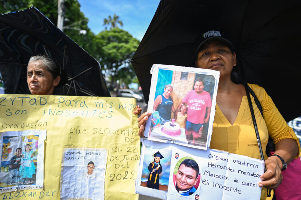 Los manifestantes sostienen carteles con fotografías de detenidos pidiendo su liberación en una manifestación organizada por MOVIR (Movimiento de Víctimas del Régimen) frente a la Asamblea Legislativa en San Salvador el 25 de junio de 2025.Un centenar de personas se manifestaron en San Salvador para exigir la no renovación del Decreto 803, que estipula que la Fiscalía General de El Salvador tiene un período de dos años para presentar pruebas contra los detenidos durante el decreto de estado de emergencia promulgado por el presidente de El Salvador, Nayib Bukele, hace tres años para combatir las pandillas criminales.