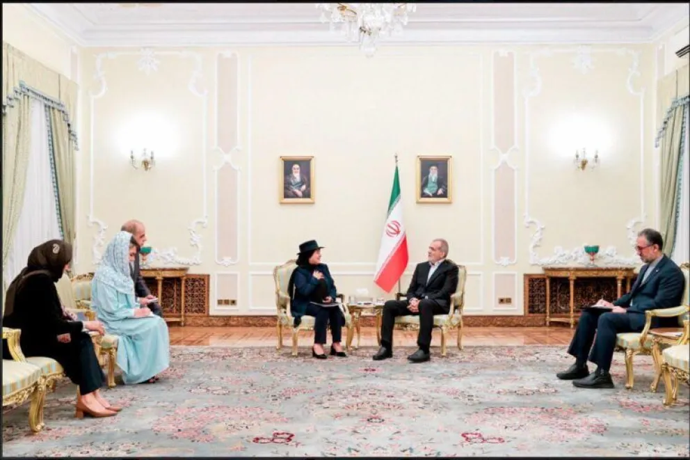 El presidente electo de la República Islámica de Irán, Masoud Pazeschkian y la Canciller Celinda Sosa, en una reunión el 1 de agosto de 2024. Foto: Cancillería