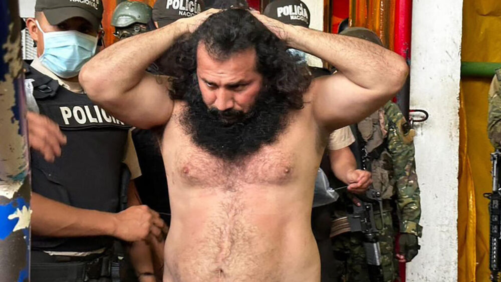 Archivo. Adolfo Macías, alias 'Fito', líder de la banda criminal Los Choneros, mientras es trasladado al complejo de máxima seguridad La Roca, dentro de la Penitenciaría Zonal No 8 de Guayaquil, Ecuador, durante un operativo conjunto de la Policía y las Fuerzas Armadas en la instalación, Ecuador, el 12 de agosto de 2023.