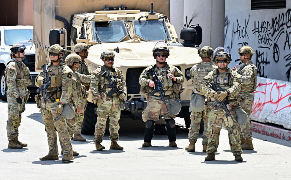 Efectivos de la Guardia Nacional custodiaron edificios federales en Los Ángeles a medida que las protestas contra la arremetida anti-inmigración de Trump calentaban las calles