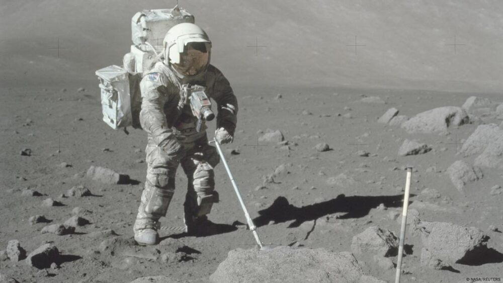 Las diminutas esferas naranjas fueron recolectadas por los astronautas del Apolo 17 durante la última misión lunar tripulada en 1972, revelando un inesperado tesoro geológico entre el monótono paisaje gris.