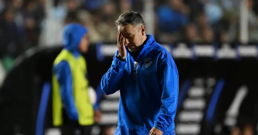 Robatto lamenta la derrota frente a Palmeiras.