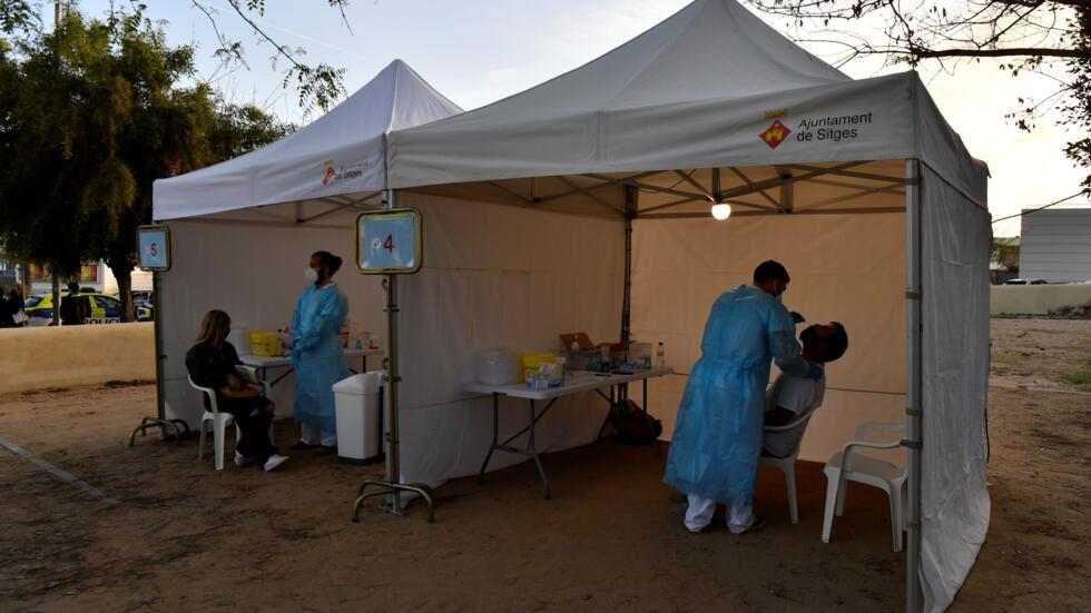 Unos sanitarios realizan unas pruebas de covid-19 el 20 de mayo de 2021 en la localidad española de Sitges