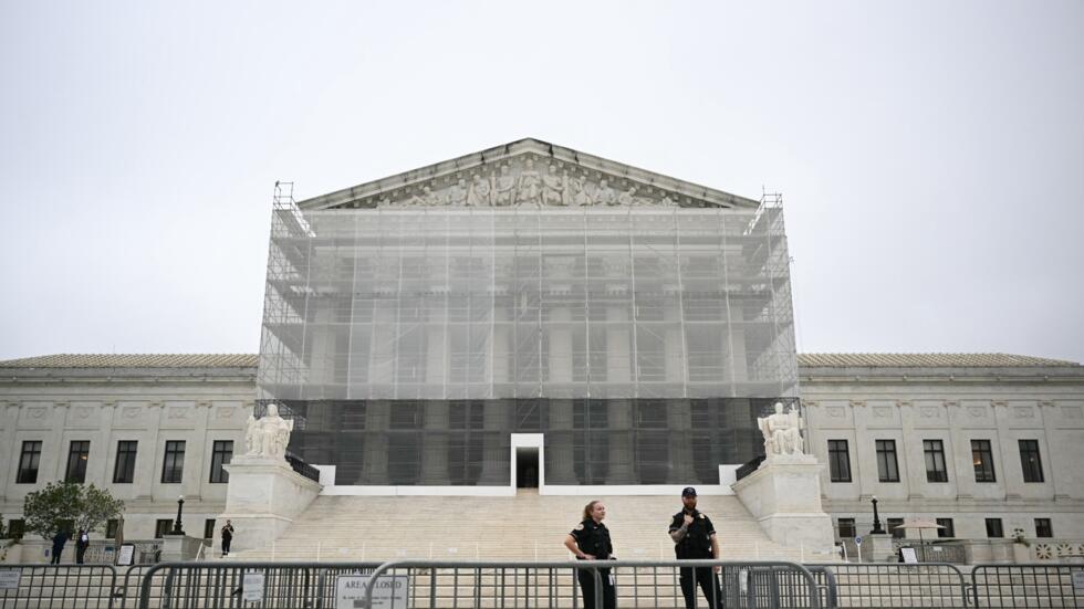 La policía custodia la Corte Suprema de EEUU, en Washington, el 27 de junio de 2025