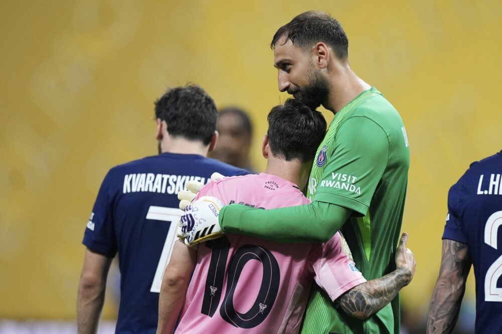Donnarumma consuela a Messi tras la derrota.