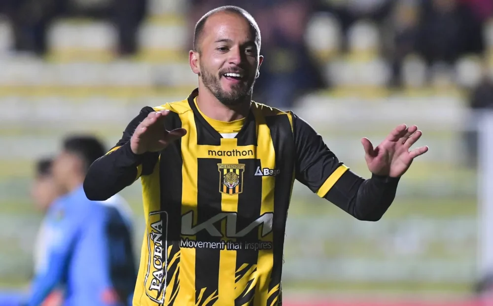 El delantero paraguayo Juan Sinforiano Godoy celebra el gol del triunfo stronguista este domingo en La Paz (APG).