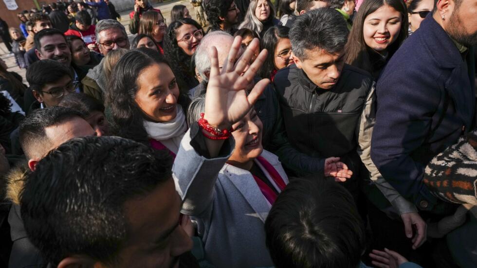 La candidata Jeannette Jara, del Partido Comunista, saluda a sus seguidores antes de votar en las elecciones primarias celebradas por la coalición Unidos por Chile para elegir al candidato del partido gobernante para las próximas elecciones presidenciales, en Santiago de Chile, el domingo 29 de junio de 2025.