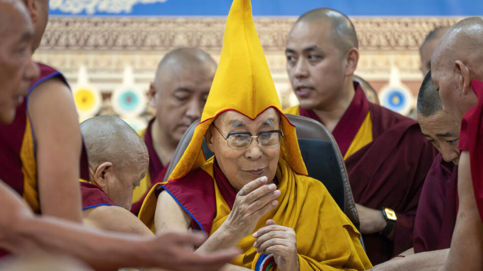 El líder espiritual tibetano, el dalái lama, preside un evento para celebrar su 90.º cumpleaños en el templo Tsuglakhang de Dharamshala, India, el lunes 30 de junio de 2025.