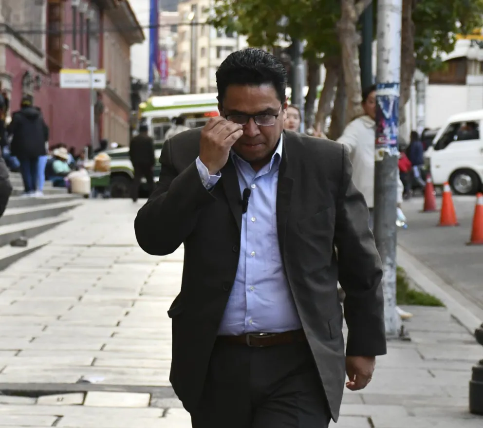 El exministro César Siles en una calle de La Paz. / Foto: Visión 360