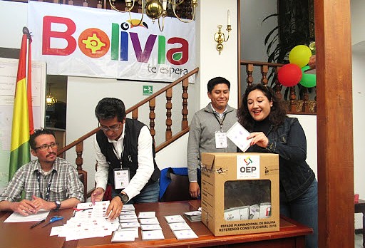 Bolivianos votan en el exterior en una anterior elección. / Foto: Archivo.