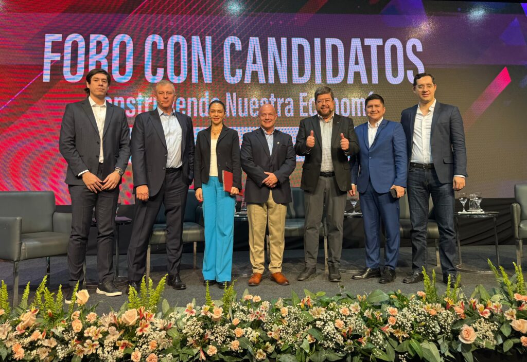Candidatos y representantes de los exportadores en el foro e este miércoles. / Foto: SDMD.