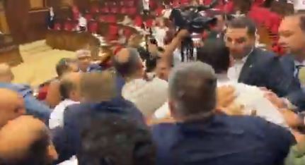 Parlamento de Armenia se convierte en un ‘campo de batalla’ por conflicto entre diputados