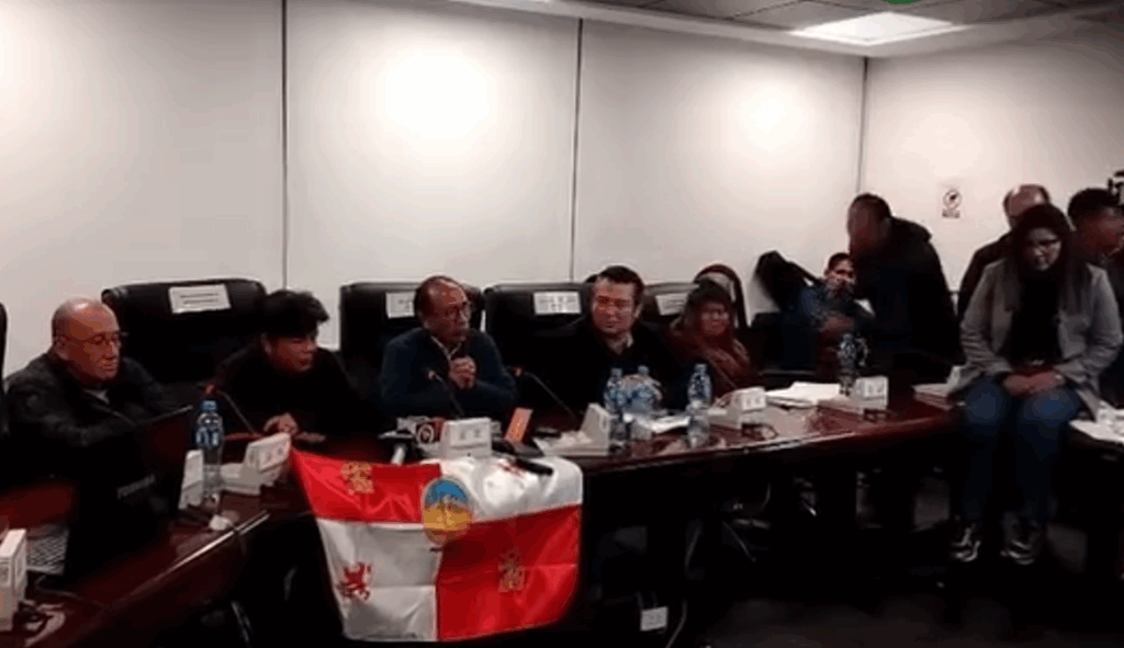 La vigilia que instalaron legisladores en la comisión de Economía Plural. / Foto: Captura de video.
