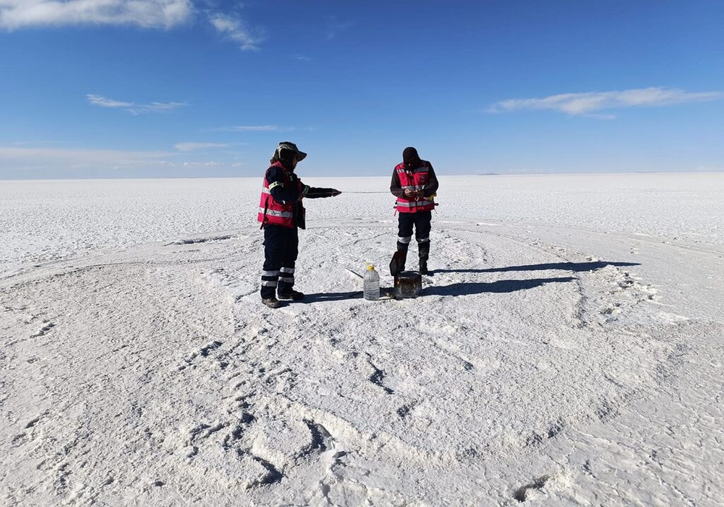 Dos operarios en el salar de Uyuni. / Foto: YLB.