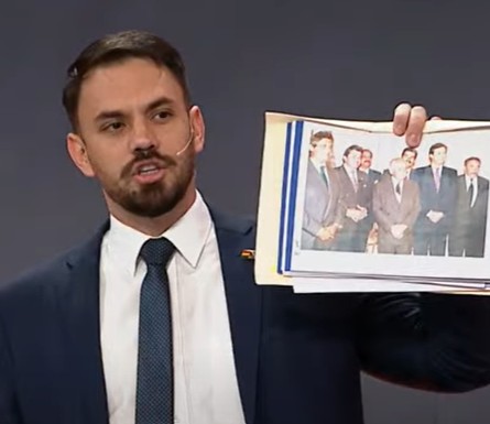 «Se tomaron esta foto cuando yo tenía 9 años», dice Del Castillo a sus contendores en el debate