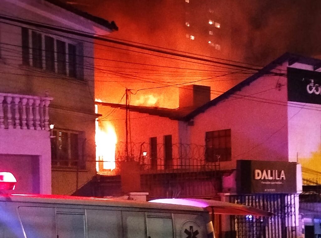 El incendio en Sopocachi. / Foto: Ministerio de Gobierno.