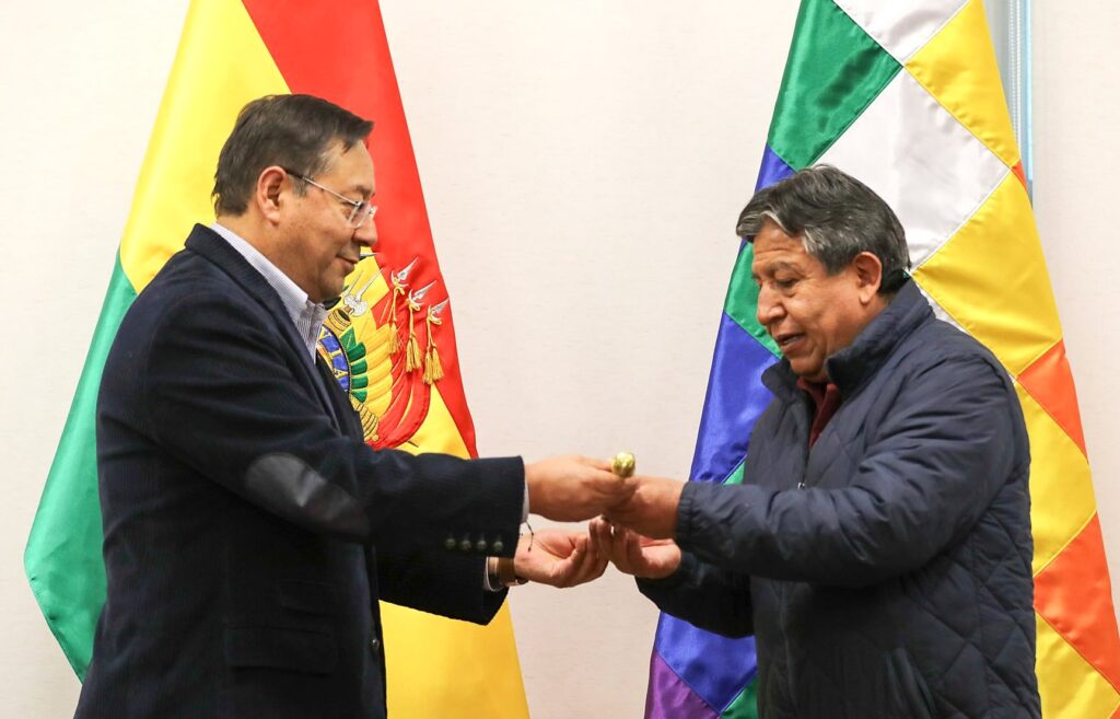 El presidente Arce entrega el bastón de mando al vicepresidente Choquehuanca. / Foto: Presidencia.
