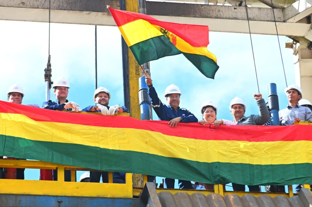 El presidente Luis Arce en el inicio de la producción de gas en el campo Churumas, en Tarija. / Foto: Gobierno.