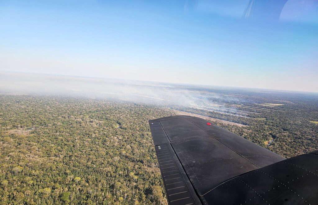 El sobrevuelo en un zona con fuego activos. / Foto: L. Arce.