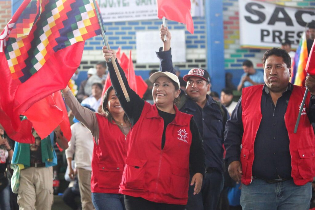 En primer plano, la dirigente de Pan-Bol, Ruth Nina, en un evento evista. / Foto: RKC.