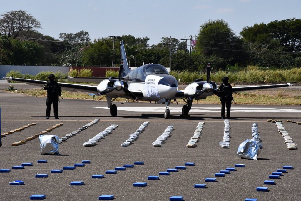 La droga y una aeronave secuestrada en los últimos operativos. / Foto: Ministerio de Gobierno.
