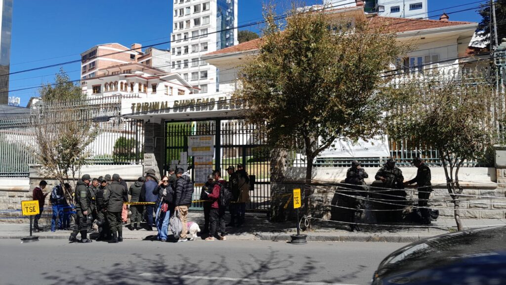 Las puertas del TSE, en La Paz. / Foto: Margarita Ochoa.
