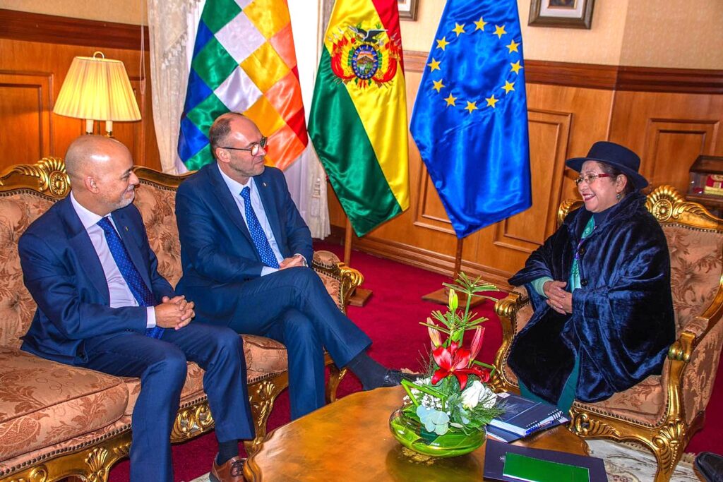 Los representantes de la UE y la canciller de Bolivia, Celinda Sosa. / Foto: Celinda Sosa